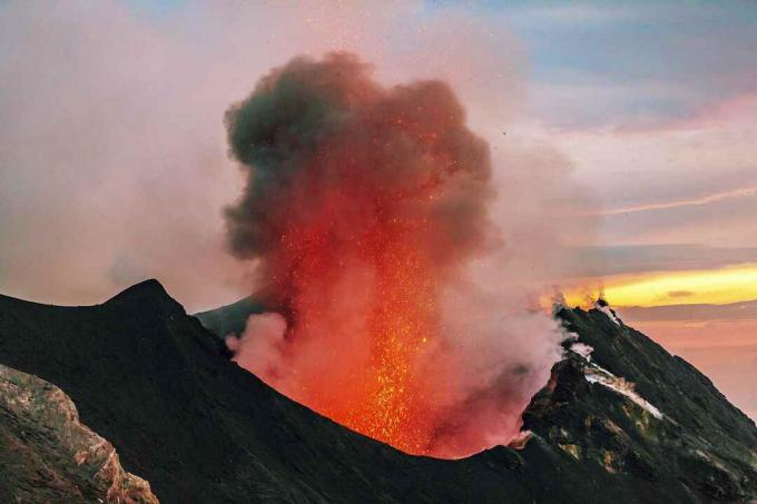 Italija, Eolski otoci, Stromboli, vulkanska erupcija, lava bombe