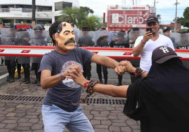 Prosvjednik nosi masku koja ismijava Daniela Ortega