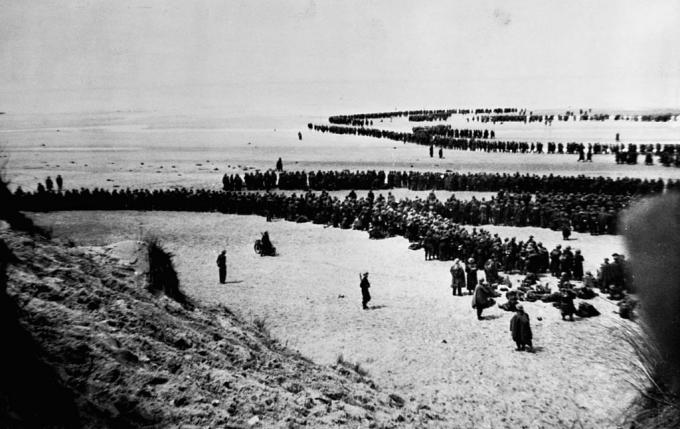 Britanske i francuske trupe čekaju žurnu evakuaciju s plaža u Dunkirku,
