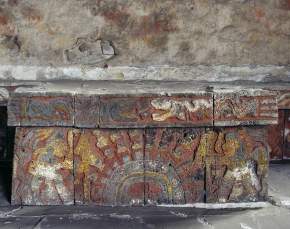 Kameno sjedalo s polikromnim reljefima s prikazom Zacatapalloli, bala sijena s kaktusnim bodljicama koja se koristi za autosafriranje, Kuća orlova, gradonačelnik Templo, Mexico City, Meksiko, civilizacija Azteca, oko 1500