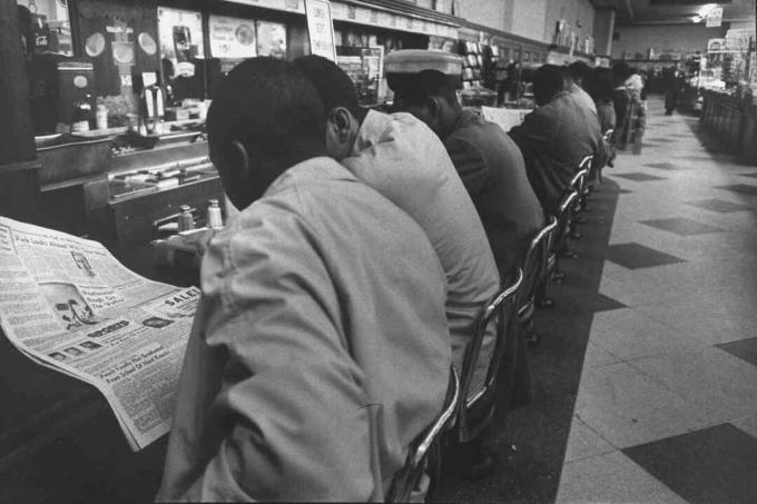 Afroamerikanci na šalteru ručka u Woolworth Storeu