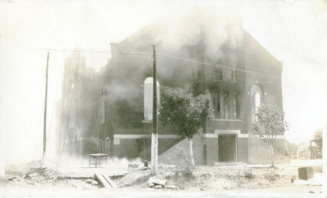 Oštećena crkva okruga Greenwood nakon masakra utrke u Tulsi, Tulsa, Oklahoma, lipanj 1921.
