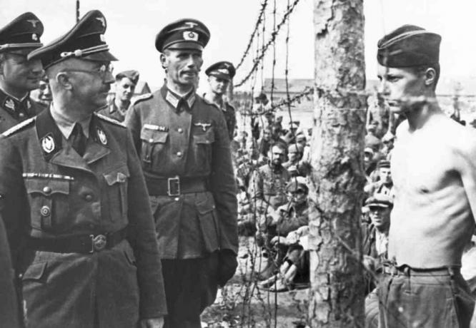 Fotografija Heinricha Himmlera kako pregledava logor u kojem se nalaze ruski zarobljenici