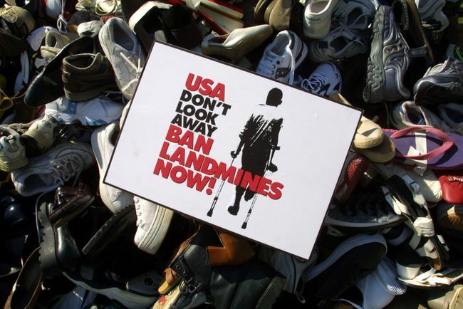 Znak zabrane nagaznih mina postavljen je na piramidu nagomilanu cipelama koje je u posljednjih nekoliko mjeseci prikupila američka Kampanja za zabranu nagaznih mina.