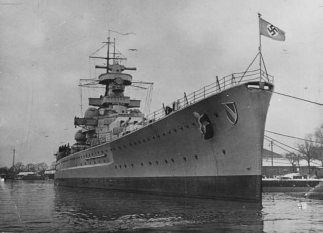 Scharnhorst vezan uz pristanište.