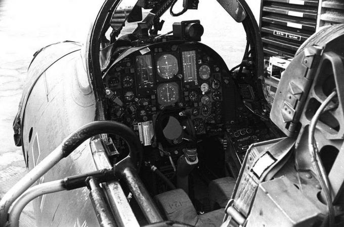 Pogled iznutra u pilotskoj kabini F-105D Thunderchief.