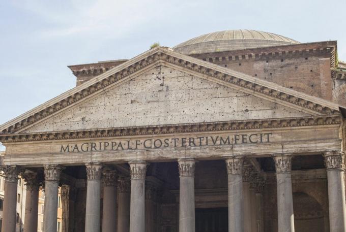 M. AGRIPPA L. F. COS. TERTIUM FECIT isklesan je ispod velikog zalaza