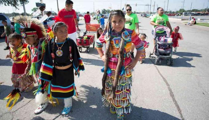 Mladi plesači Cheyenne / Arapaho čekaju početak parade Red Earth Native American u Oklahoma Cityju