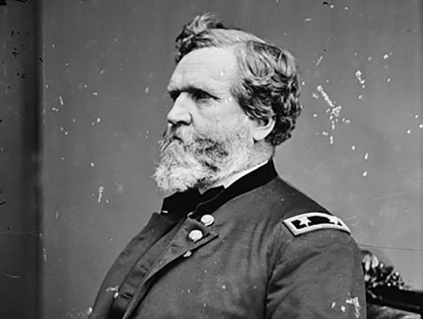 Studijski portret generala bojnika Georgea H. Thomas, sjedeći gledajući lijevo, u uniformi američke vojske.