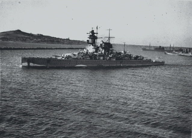 Džepni bojni brod Admiral Graf Spee pari u River Plateu u Južnoj Americi, a isporuka u pozadini.