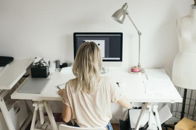 Profesionalka u ženskom dizajnu kod kuće koristi računalo