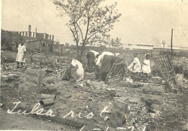 Ljudi pretražuju ruševine nakon masakra utrke u Tulsi, Tulsa, Oklahoma, lipanj 1921.