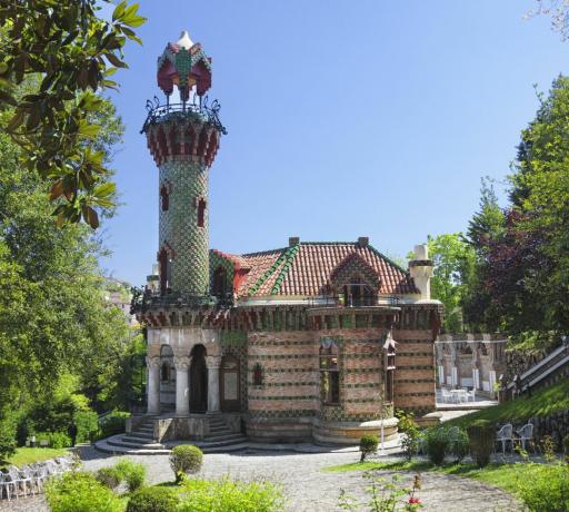 Minaret iz Perzijskog nadahnuo je El Capricha, rani rad Antonio Gaudí u Comillasu u Španjolskoj