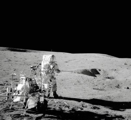 Apolon 14 sletio je na Mjesec, a astronauti su rasporedili instrumente i uzeli uzorke stijena.