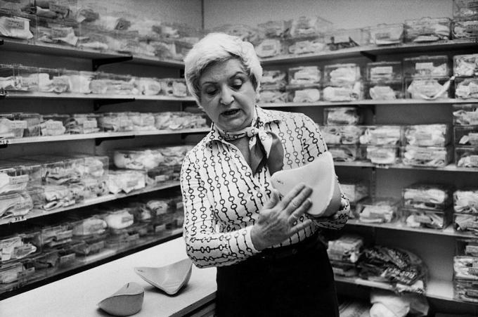 Ruth Handler u skladištu protetskih grudi koju je stvorila za pacijente mastektomije, 1977