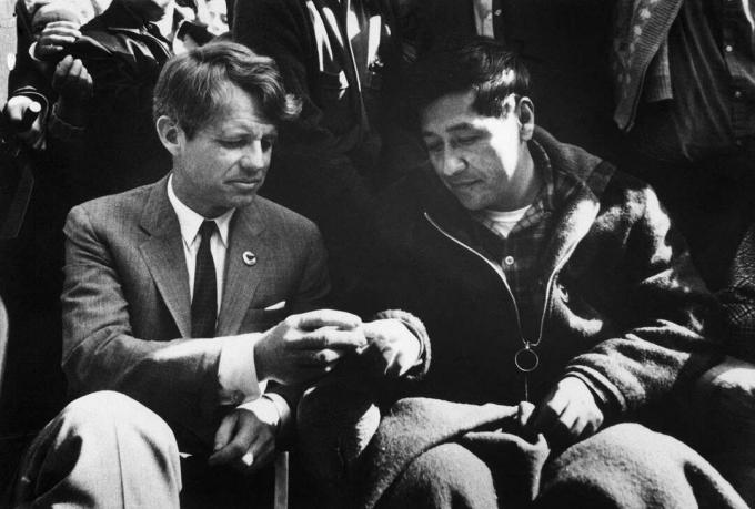 Cesar Chavez i Robert Kennedy razbijaju kruh