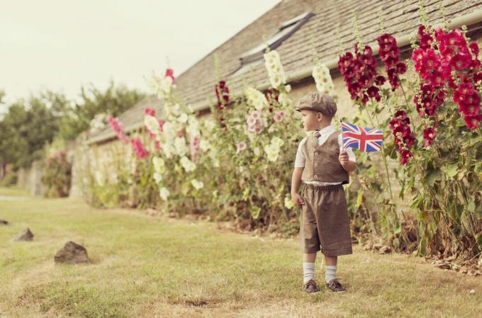 Vintage britanski dječak koji stoji uz Union Jack