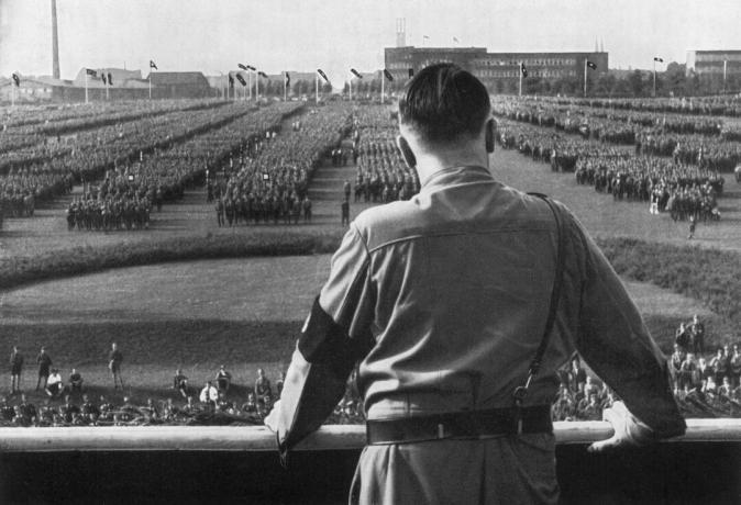 Hitler pregledava trupe