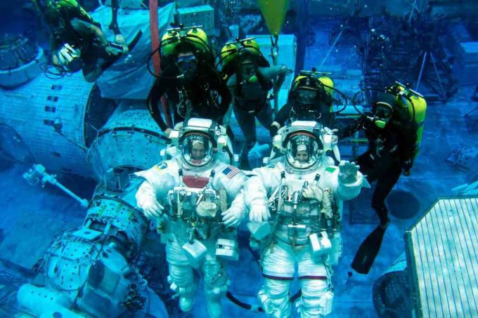 Astronauti treniraju veliko podmorje na Zemlji, noseći odijela pod pritiskom, kako bi simulirali rad u svemiru