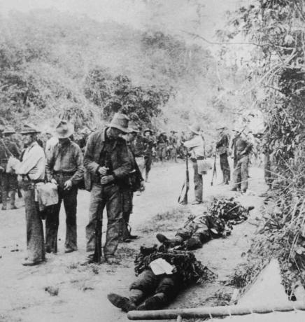 Američke trupe pronalaze tri mrtva druga pored puta tijekom filipinsko-američkog rata, oko 1900. godine