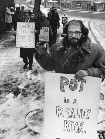 Allen Ginsberg među prosvjednicima na mitingu Marihuane