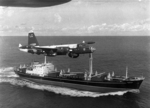 Na ovoj fotografiji iz 1962. godine zrakoplov P2V Neptun, američki patrolni zrakoplov, leti iznad sovjetskog teretnog broda tijekom kubanske raketne krize.
