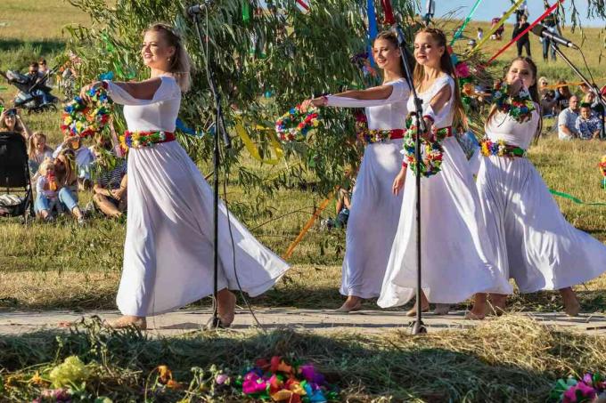 Tradicionalni godišnji slavenski praznik Ivana Kupala na otvorenom na velikom terenu.