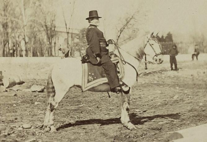 General bojnik George H. Thomas u uniformi američke vojske na bijelom konju.