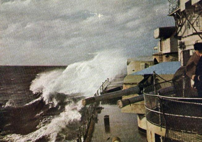 Pogled na Scharnhorts koji se veseli uz lučnu stranu dok se valovi prevrću nad pramcem.