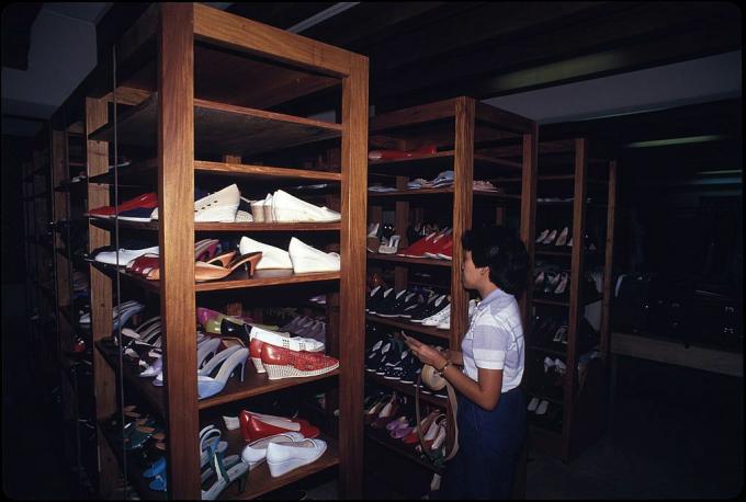 Cipele Imelda Marcos: Inventar je napravljen od cipela koje su pripadale bivšoj prvoj dami Filipina, Imeldi Marcos, u podrumu ispod njene spavaće sobe u palači Malacanang, Manila, 1986. godine.