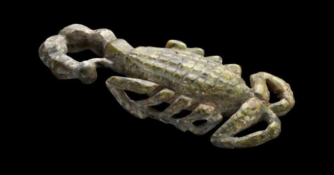 Škorpion je modeliran u zmiji iz Hijerakonpolisa, rano dinastičko razdoblje (oko 2950. godine prije Krista - oko 2575. godine prije Krista). 4,3 cm (10,3 cm)
