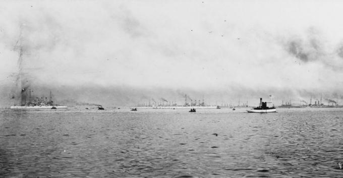 Borbeni brodovi Velike bijele flote u luci s japanskom flotom. Mali obrt u prvom planu.