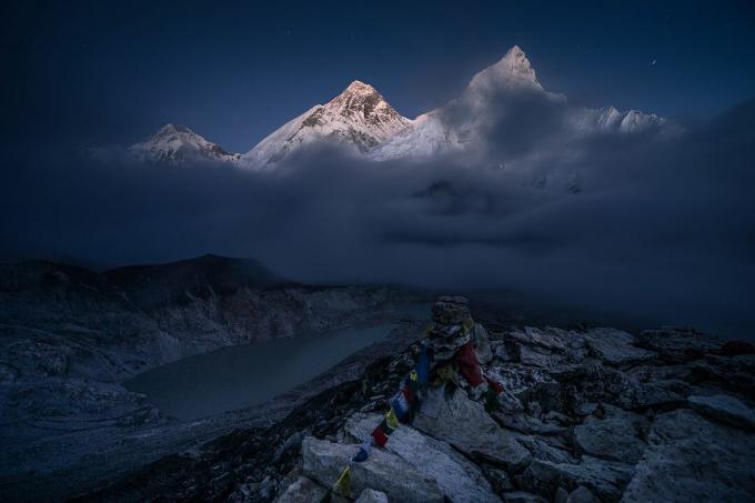 Pogled na planinu Everest noću na vrh vidikovca Kalapattar, regija Everest, Nepal