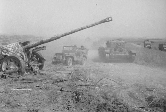 Britanski tenk napredovao je pored uništene njemačke terenske puške.
