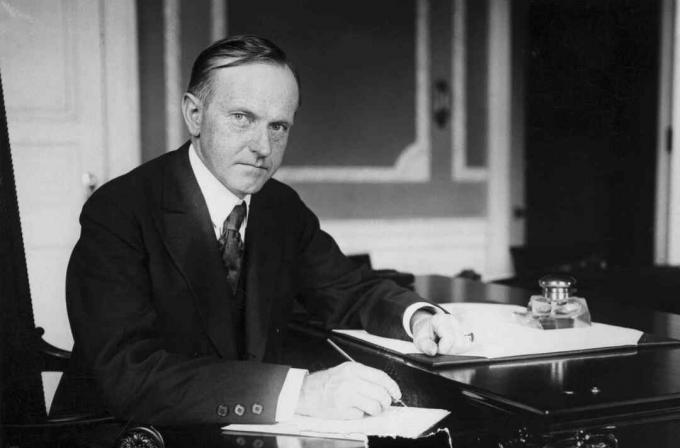Fotografija Calvina Coolidgea na stolu u Bijeloj kući.