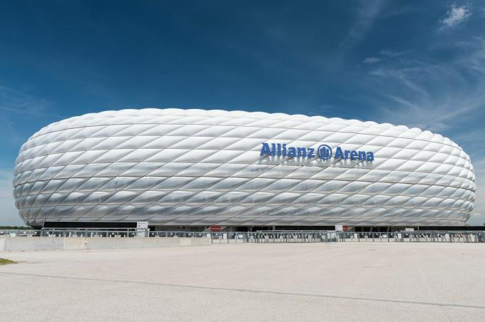 pogled sa strane zakrivljenog sportskog stadiona, izrezbareni vanjski dio napuhanih ETFE plastičnih ploča, koji izgleda poput bijele gume sa svoje strane