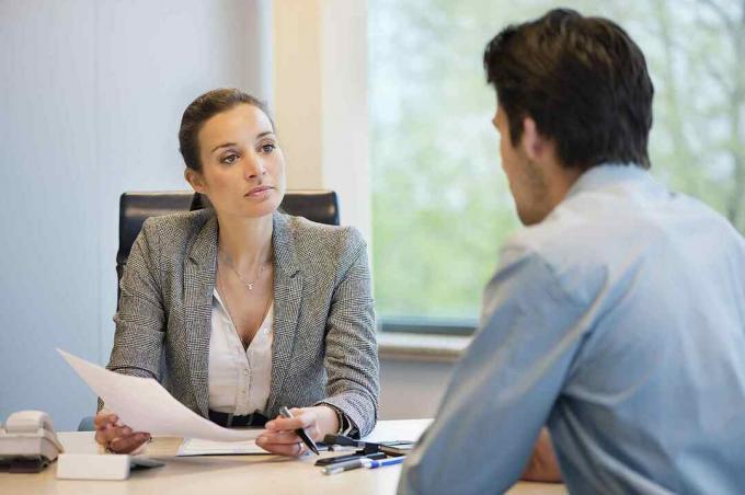 Entrevista entre un hombre y una mujer.