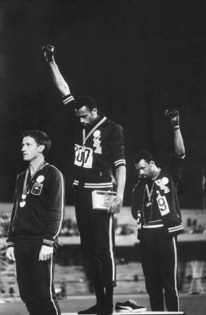 Fotografije članova afroameričkih američkih timova Tommie Smith i John Carlos podižući rukavice Black Power pesnicama u znak prosvjeda za građanska prava tijekom ceremonije medalje na Olimpijadi 1968. u Mexico Cityju