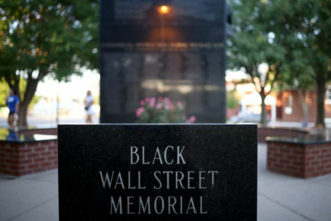 Spomenik masakru na Black Wall Streetu prikazan je 18. lipnja 2020. u Tulsi, Oklahoma.