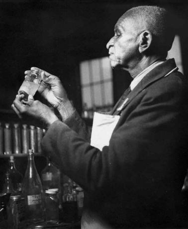 George Washington Carver na poslu u Tuskegeeu u rujnu 1938.