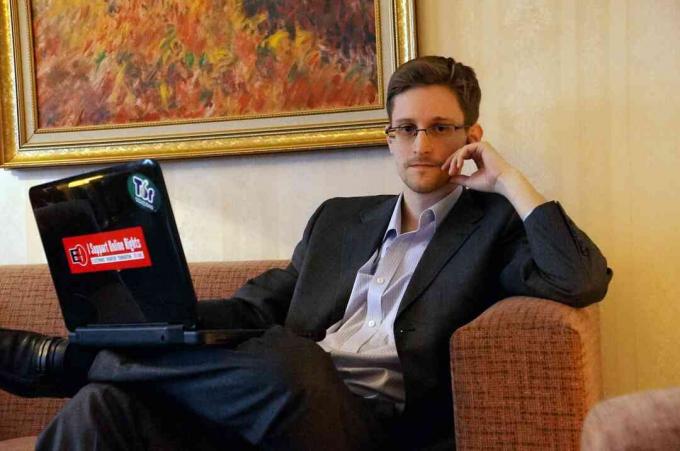Edward Snowden pozira za fotografiju tijekom intervjua na neotkrivenom mjestu u prosincu 2013. u Moskvi u Rusiji.