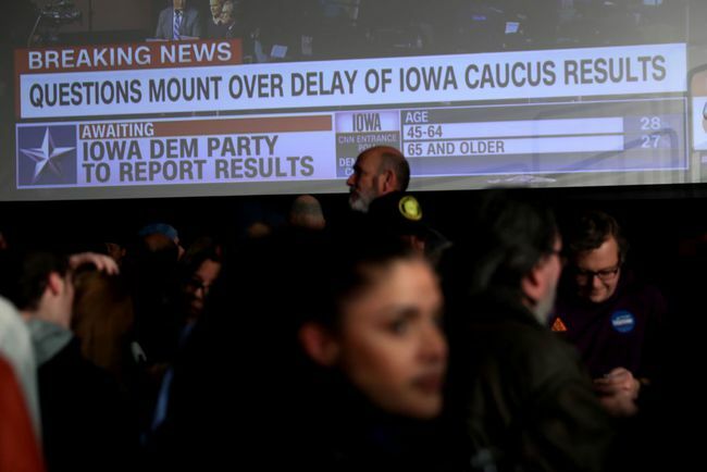Pristaše demokratskog predsjedničkog kandidata Sen. Bernie Sanders (I-VT) čeka da stignu rezultati na njegovoj stranci noćne straže 3. veljače 2020. u Des Moinesu, Iowa.