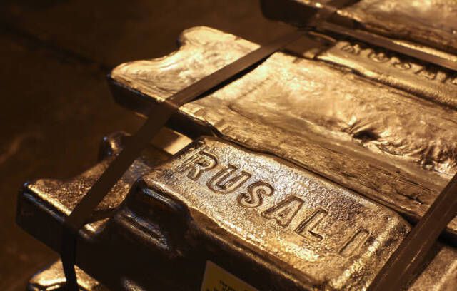 Logotip Rusal nalazi se na aluminijskim klipama prije distribucije u tvornici za topljenje aluminija u Irkutsku, kojom upravlja United Co. Rusal, u Šelehovu, Rusija