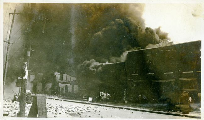 Oštećena imovina i dim koji dolazi iz zgrada nakon masakra utrke u Tulsi, Tulsa, Oklahoma, lipanj 1921.