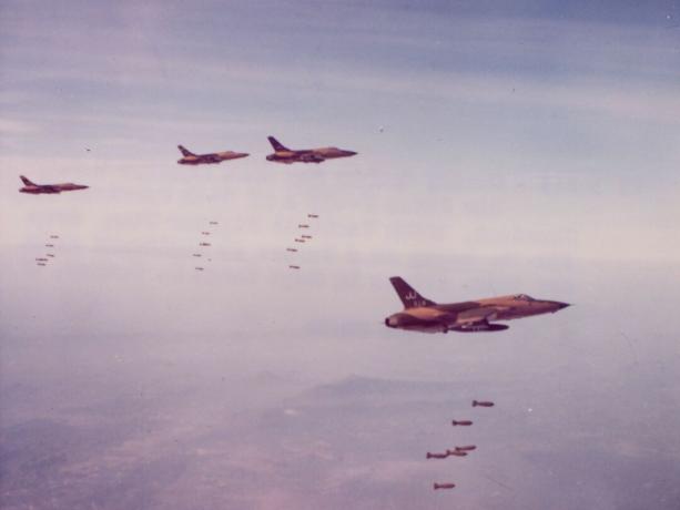 Četiri F-105 u zelenoj i smeđoj maskirnoj bombi Sjeverni Vijetnam.
