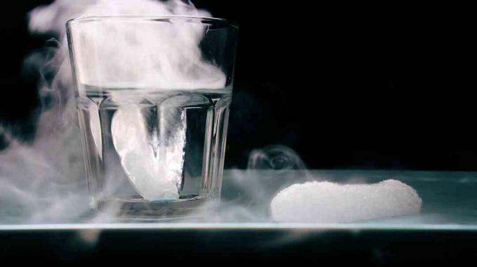 Suhi led naziv je za čvrsti ugljični dioksid.