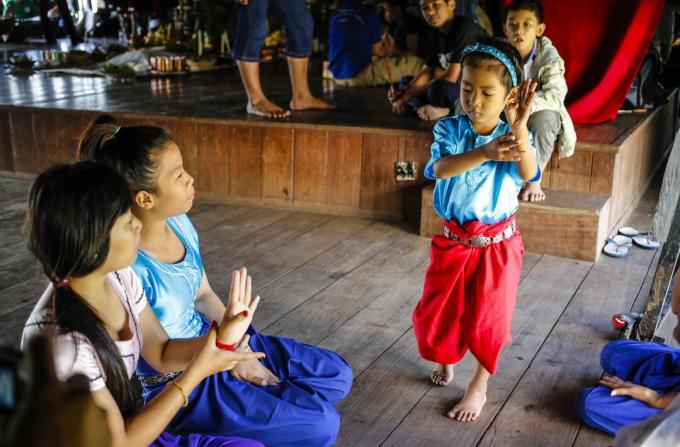 Djeca koja uče tradicionalni ples u Kambodži