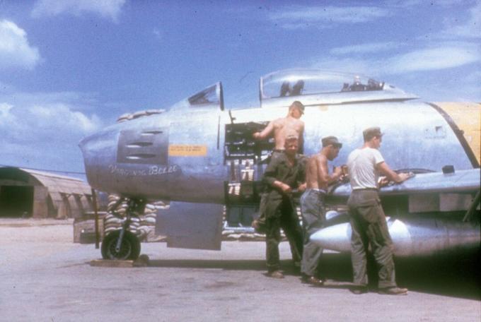 Oklopnici pored F-86 Sabre sa uklonjenom bočnom pločom.