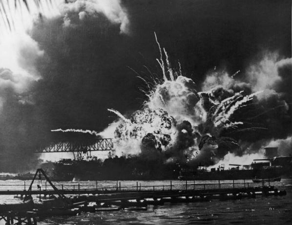 Pogled američkog Shawa koji eksplodira u američkoj mornaričkoj bazi, Pearl Harbor, Havaji,