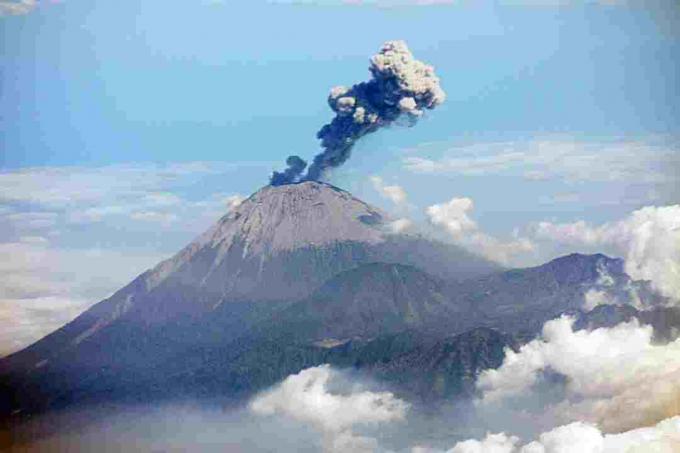 Vulkan Semeru u Indoneziji je aktivni stratovolkan.